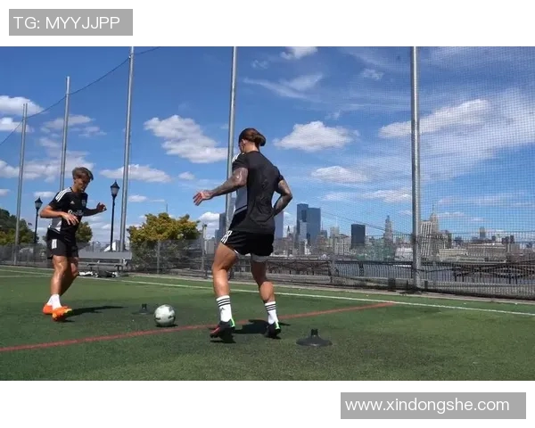 足球运动员如何提升传球视野与配合默契